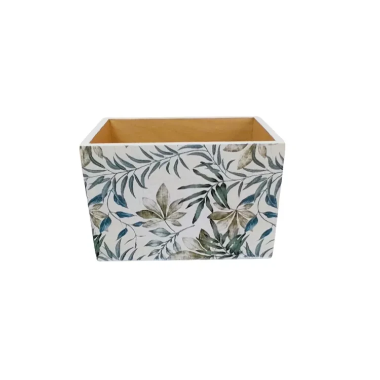 Drewniane pudełko z otwartą górą, z bokami pokrytymi roślinnym motywem. Zieleń na białym tle tworzą spokojny efekt. Wnętrze naturalne.