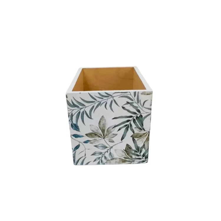 Skrzynka z jasnego drewna, z zewnętrzną dekoracją w formie liści. W środku widoczne czyste, surowe drewno.