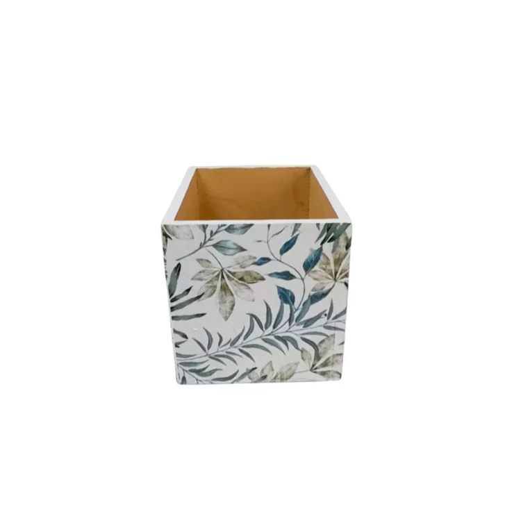 Otwarta drewniana skrzynka z delikatnym wzorem liści na zewnątrz. Wnętrze pozostaje jasne i naturalne, bez dodatkowych zdobień.