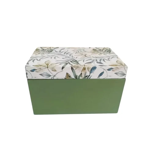 Prostokątne pudełko z  pokrywą. Dół w jednolitym zielonym kolorze, góra w białym tle z roślinnym wzorem w odcieniach zieleni. Pudełko drewanine pełni funkcję dekoracyjnego schowka.
