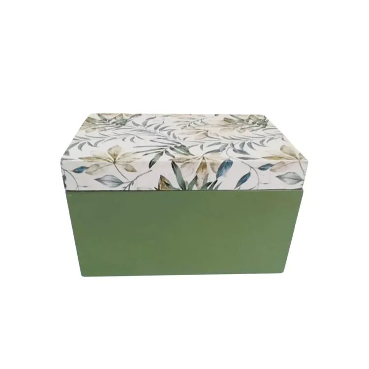 Prostokątne pudełko z  pokrywą. Dół w jednolitym zielonym kolorze, góra w białym tle z roślinnym wzorem w odcieniach zieleni. Pudełko drewanine pełni funkcję dekoracyjnego schowka.