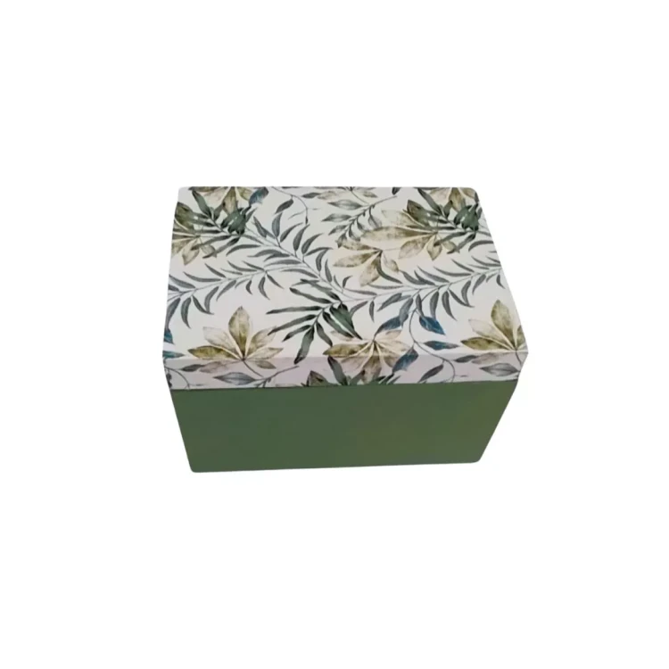 Drewniane pudełko w zielonym kolorze z dopasowaną pokrywką. Na wieczku roślinny wzór z liśćmi w odcieniach zieleni na białym tle. Prosta, dekoracyjna forma przypominająca pudełko na drobiazgi.