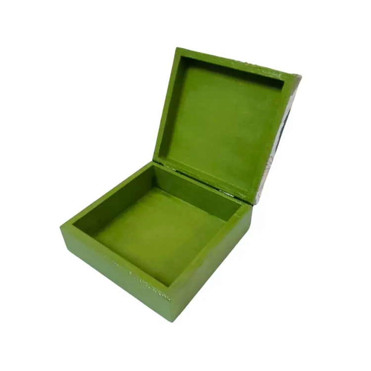 Otwarte kwadratowe drewniane pudełko pomalowane na intensywną zieleń, z zielonym wnętrzem i uchyloną pokrywką na białym tle.