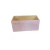 Drewniane pudełko w kształcie prostokąta, z otwartą górą. Zewnętrzne ścianki pomalowane na jasny róż z widocznymi pociągnięciami pędzla, wnętrze w naturalnym kolorze drewna. Gładkie krawędzie i prosta, minimalistyczna forma.