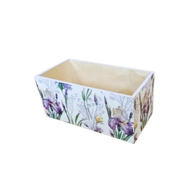 Prostokątne pudełko z drewna, ręcznie zdobione decoupage w kwiaty. Wnętrze surowe, jasne, a boki pokryte barwnym wzorem roślinnym. Przedmiot dekoracyjny i użytkowy.
