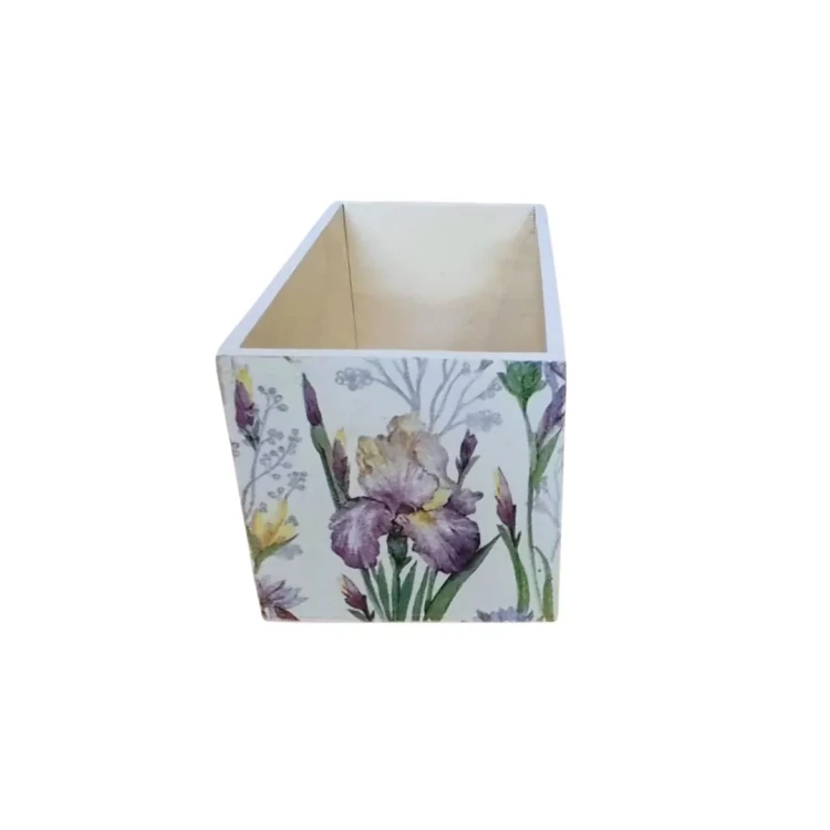 Otwarta drewniana skrzynka z kwiatowym motywem decoupage na zewnętrznych ściankach. W środku gładkie drewno. Idealna jako organizer lub element dekoracji.