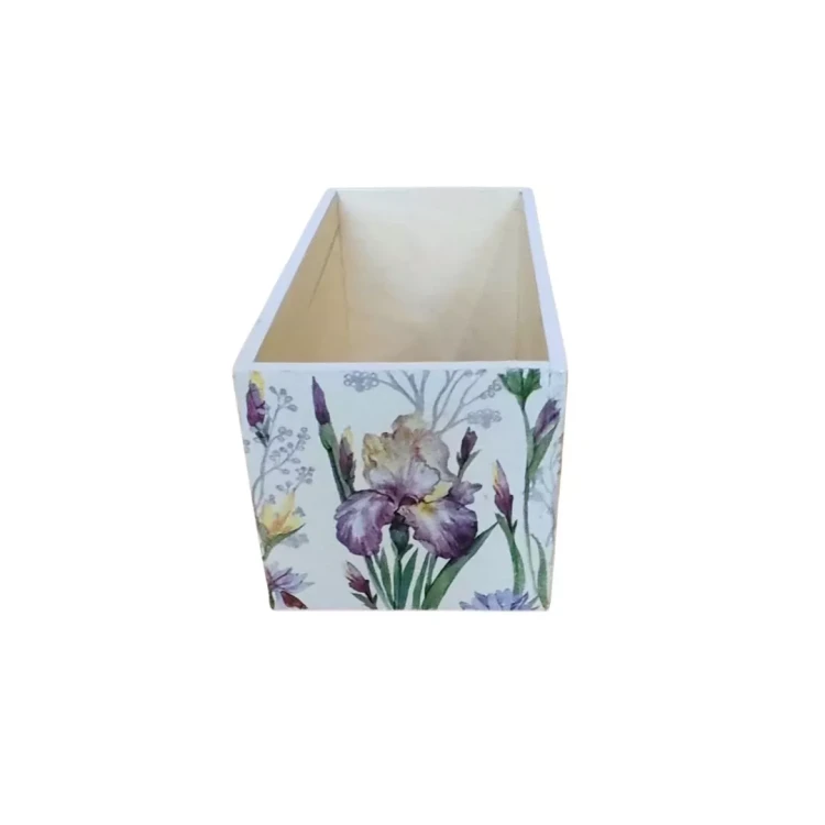 Pudełko z drewna z kwiatowym decoupage na zewnętrznych ściankach. W środku naturalne drewno. Estetyczny dodatek do wnętrza i praktyczne miejsce na małe przedmioty.
