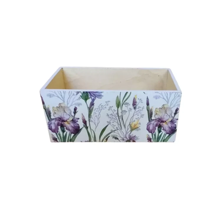 Drewniana skrzynka z techniką decoupage przedstawiającą kwiaty w żywych kolorach. Wnętrze surowe, jasne. Dekoracyjny pojemnik do przechowywania drobiazgów.