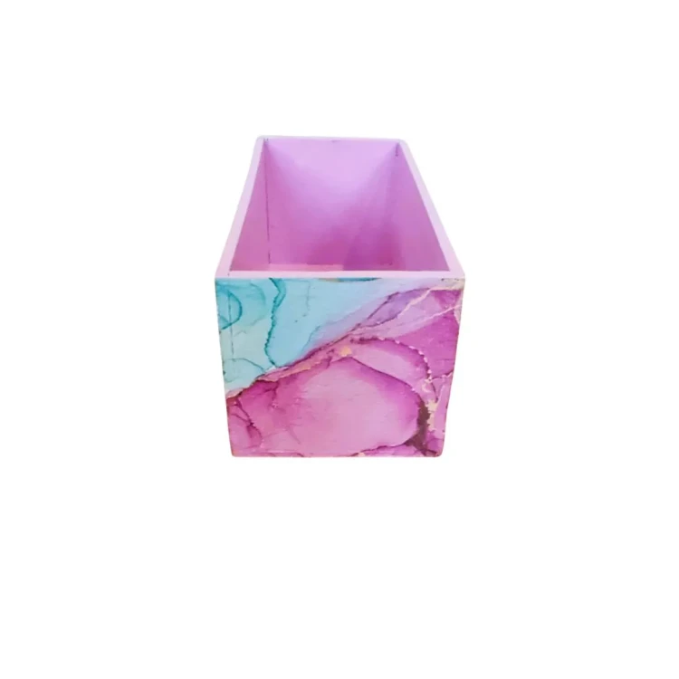 Prostokątne pudełko drewniane z intensywnym, barwnym motywem przypominającym akwarelowy marmur. Środek pomalowany na różowo.