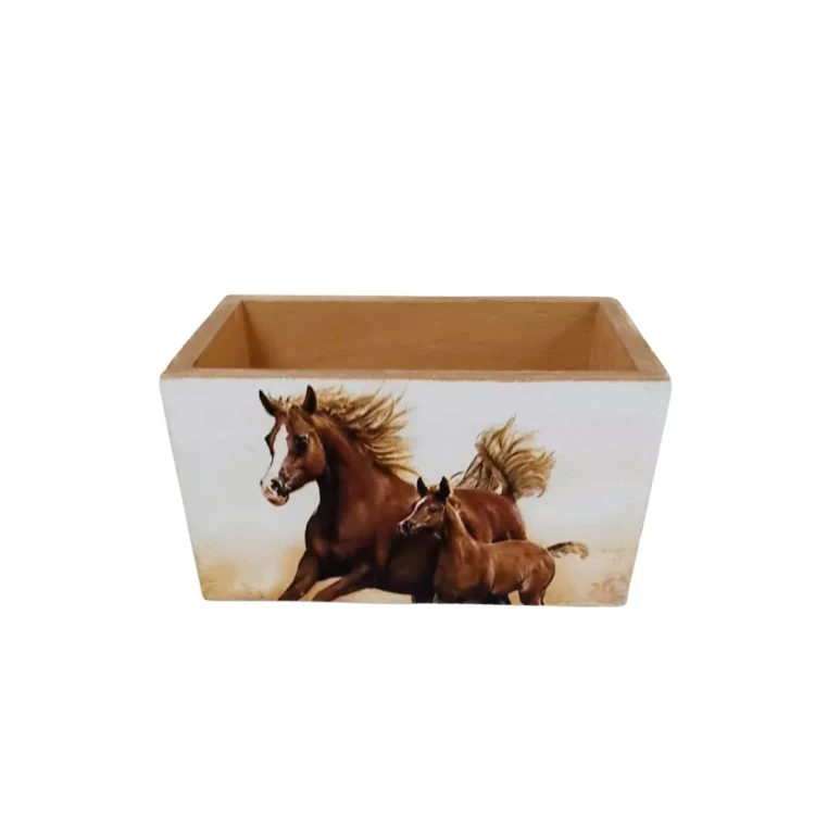 Drewniane pudełko o prostokątnym kształcie, z otwartą górą. Na przedniej ściance znajduje się realistyczna ilustracja biegnących koni, ukazanych w ruchu z rozwianymi grzywami. Naturalne drewno i dekoracyjny nadruk nadają mu rustykalny charakter.