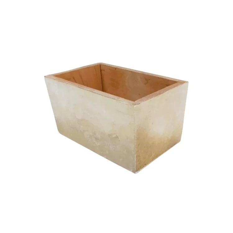 Drewniane pudełko o prostokątnym kształcie, z otwartą górą. Wnętrze ma jasne, gładkie drewno z widocznym usłojeniem, a zewnętrzne ścianki są w odcieniach bieli i beżu. Prosty pojemnik do przechowywania lub organizacji drobnych przedmiotów.