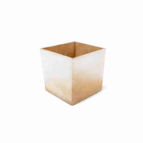 Kwadratowa osłonka o gładkich ściankach, z jasnym gradientem od beżu u dołu do bieli u góry. Wnętrze ma naturalny, drewniany odcień. Całość stoi na białym tle.