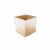 Kwadratowa osłonka o gładkich ściankach, z jasnym gradientem od beżu u dołu do bieli u góry. Wnętrze ma naturalny, drewniany odcień. Całość stoi na białym tle.