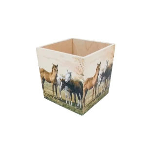 Kwadratowe pudełko z jasnego drewna, otwarte od góry. Boki zdobi realistyczna grafika z grupą koni w naturalnych barwach, stojących na łące przy drzewach. Środek pudełka pozostaje gładki i drewniany.