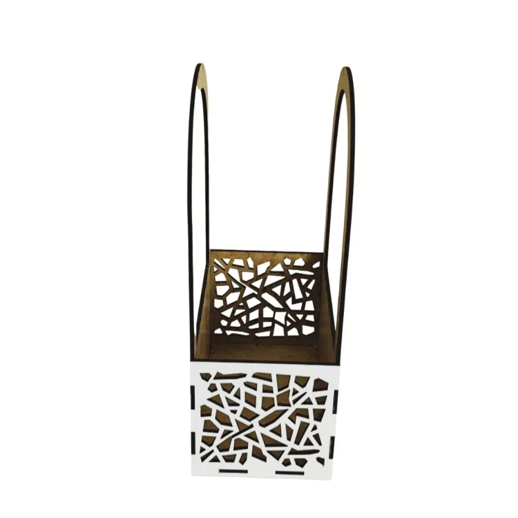 Drewniana torebka z ażurowymi geometrycznymi wycięciami po bokach. Ma dwa wygięte uchwyty po przeciwnych stronach, wykonana z jasnego materiału, stoi na białym tle.