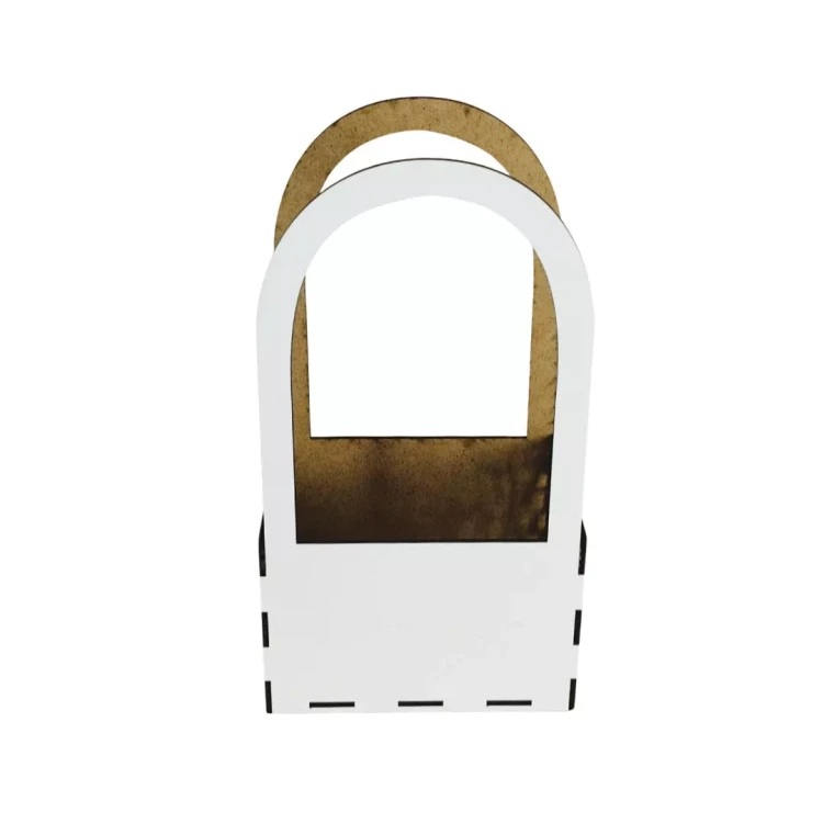 Prostokątna torebka z jasnego drewna z wysoką, łukowatą rączką. Boki z białymi panelami, krawędzie łączone na widoczne wypusty. Wnętrze surowe, w naturalnym brązie, całość sfotografowana na białym tle.