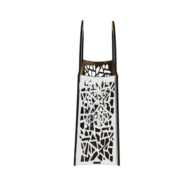 Drewniany, biały flower box w kształcie torebki, widoczny z boku. Prezentuje skomplikowany, geometryczny, ażurowy wzór wycięty laserowo w ściance bocznej. Widoczna jest konstrukcja i ucho torebki. Całość stoi na białym tle.