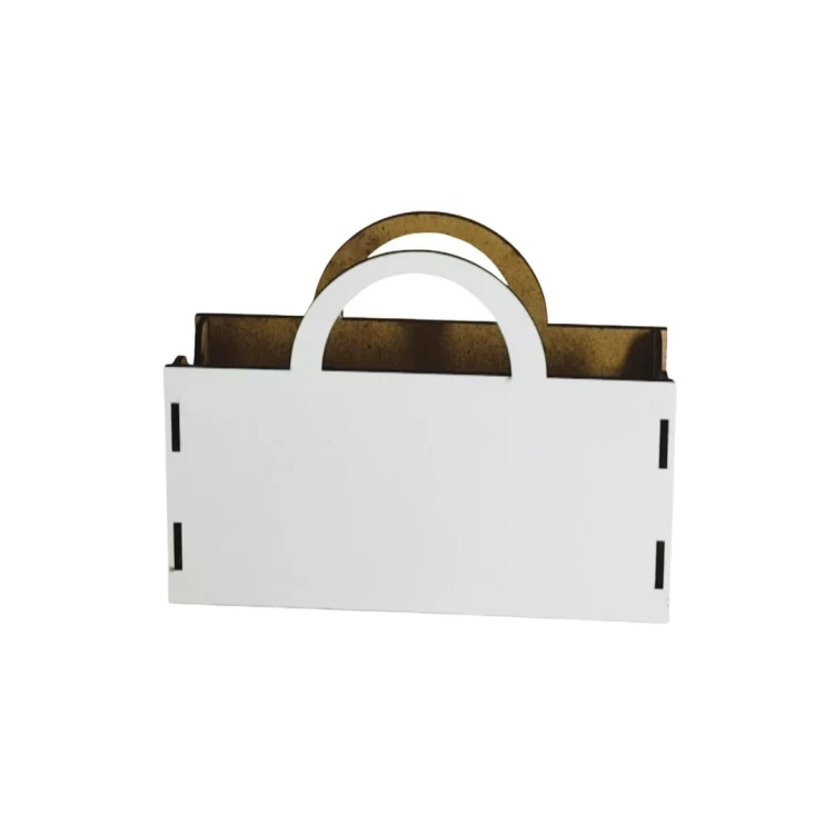 Biały flower box w kształcie torebki, widok na gładką tylną ściankę. Pudełko posiada dwa półkoliste uchwyty i widoczne łączenia na wypustki po bokach. Wnętrze i krawędzie wycięte laserowo w ciemniejszym, naturalnym kolorze drewna.