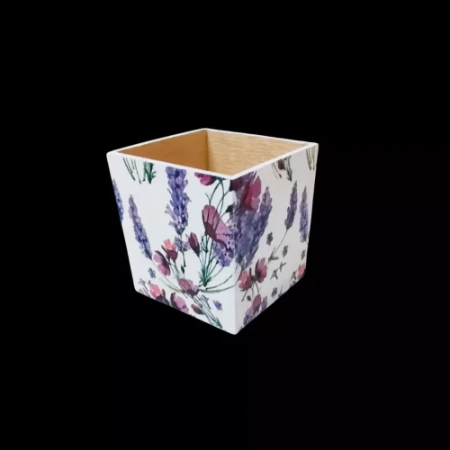 Kwadratowe drewniane pudełko zdobione techniką decoupage. Na białym tle widnieją fioletowe kwiaty lawendy i różowe polne rośliny. Wnętrze w kolorze naturalnego, jasnego drewna. Styl rustykalny i prowansalski.