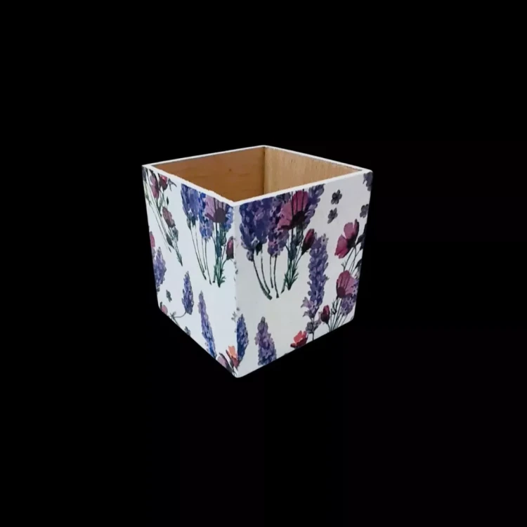 Ozdobne pudełko z drewna z kwiatowym motywem lawendy. Delikatna dekoracja w stylu handmade, idealna jako osłonka lub organizer. Białe boki kontrastują z naturalnym, drewnianym środkiem bez wieczka.