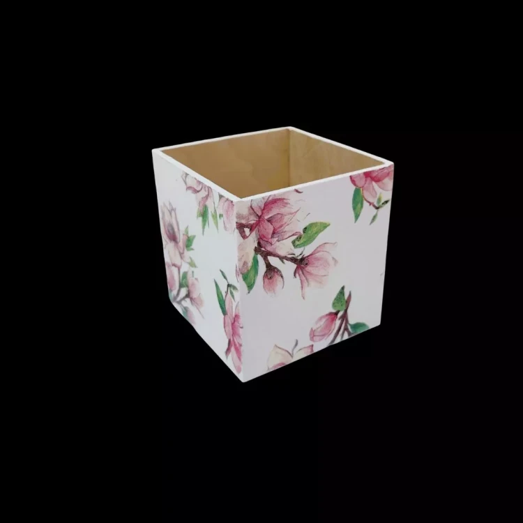 Drewniane pudełko decoupage, wzór kwiatowy: różowe magnolie na białym tle. Kształt kwadratowy, otwarte od góry. Wnętrze jasnobrązowe (naturalne drewno). Stylistka botaniczna, wysoka estetyka wykonania.