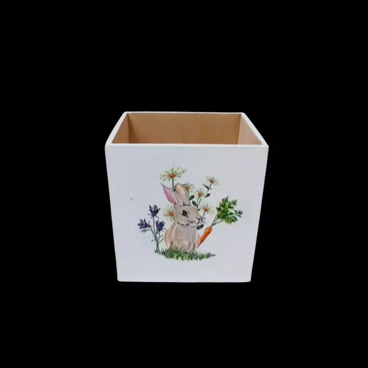 Białe drewniane pudełko decoupage z motywem królików i kwiatów. Kwadratowy kształt, góra otwarta, wnętrze naturalne. Idealne jako dekoracja wielkanocna lub osłonka.