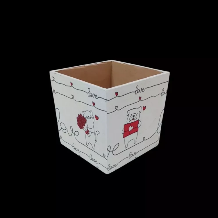 Kwadratowy biały pojemnik decoupage w stylu romantycznym. Na ściankach minimalistyczne ilustracje zwierząt z prezentami, napisy Love i ozdobne linie z serduszkami.