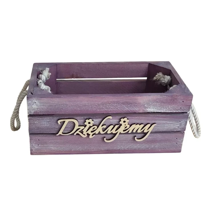 Drewniane pudełko w odcieniu lawendy z napisem „Dziękujemy” w kremowym kolorze. Na bokach ma plecione, białe uchwyty ze sznurka. Całość utrzymana w stylu vintage z delikatnym przecieranym efektem farby.
