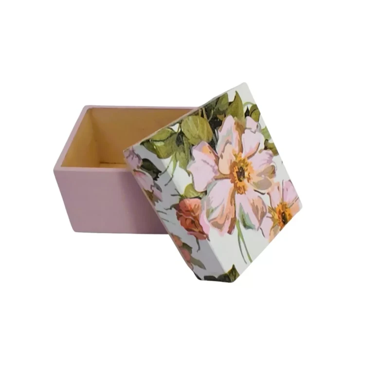 Drewniane pudełko z odchylonym wieczkiem, ozdobione techniką decoupage. Pokrywka z dużymi kwiatami w odcieniach różu, pomarańczu i zieleni, dolna część w pastelowym różu. Wnętrze naturalne, jasne drewno. Eleganckie i ozdobne.