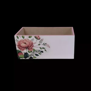 Drewniane pudełko bez pokrywki, pomalowane na jasnoróżowo, z przodu ozdobione dużym kwiatem róży i zielonymi liśćmi w stylu decoupage. Wnętrze naturalne, w kolorze drewna.