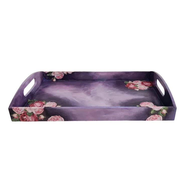 Rzut z góry pod kątem fioletowej tacy decoupage. Ciemny fiolet cieniowanej powierzchni, ze wzorami różowych róż w rogach i na krawędziach, kontrastuje z jaśniejszym wnętrzem. Widoczne wnętrze tacy i boki.