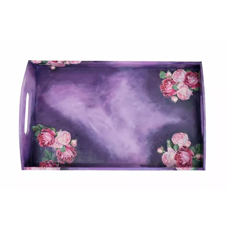 Widok z góry fioletowej tacy decoupage. Pełny widok na ciemnofioletową powierzchnię z cieniowaniem, z czterema bukietami różowych róż w rogach i dodatkowymi różami na krawędziach. Widoczny kształt tacy z uchwytami.