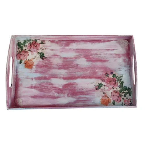 Drewniana taca decoupage w różowo-białe pasy, sfotografowana prosto z góry. W lewym górnym i prawym dolnym rogu dna tacy znajdują się ozdobne grafiki przedstawiające rozwinięte różowe i herbaciane róże z pąkami oraz zielone liście.