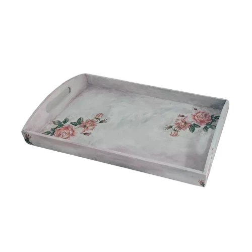 Prostokątna drewniana taca z uchwytami, ręcznie zdobiona techniką decoupage motywem róż w delikatnych pastelowych barwach na jasnym tle.