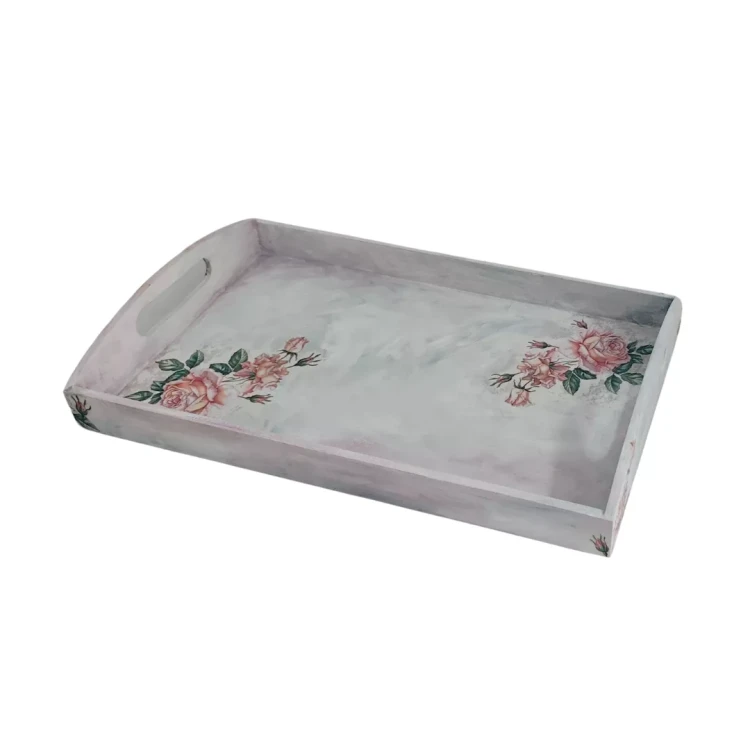 Prostokątna drewniana taca z uchwytami, ręcznie zdobiona techniką decoupage motywem róż w delikatnych pastelowych barwach na jasnym tle.