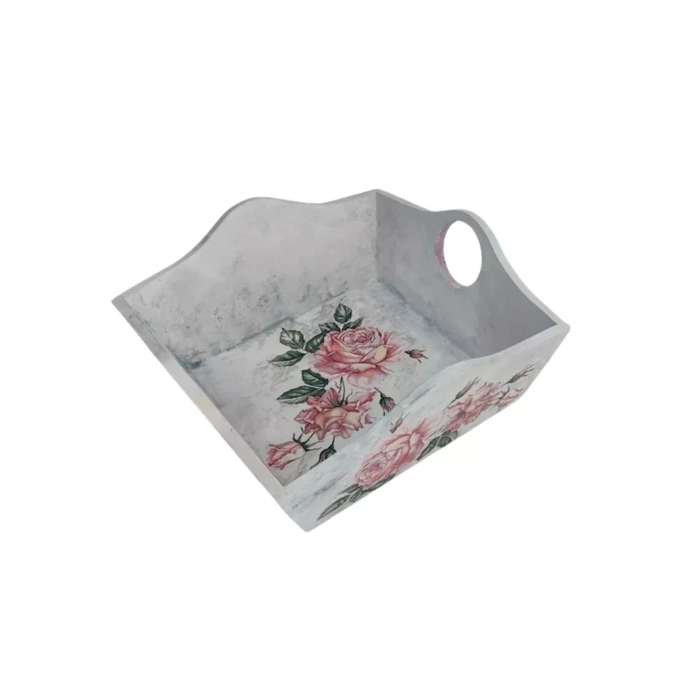 Kwadratowa tacka z falowanymi bokami i otworem do przenoszenia, ozdobiona różami, wykonana techniką decoupage.