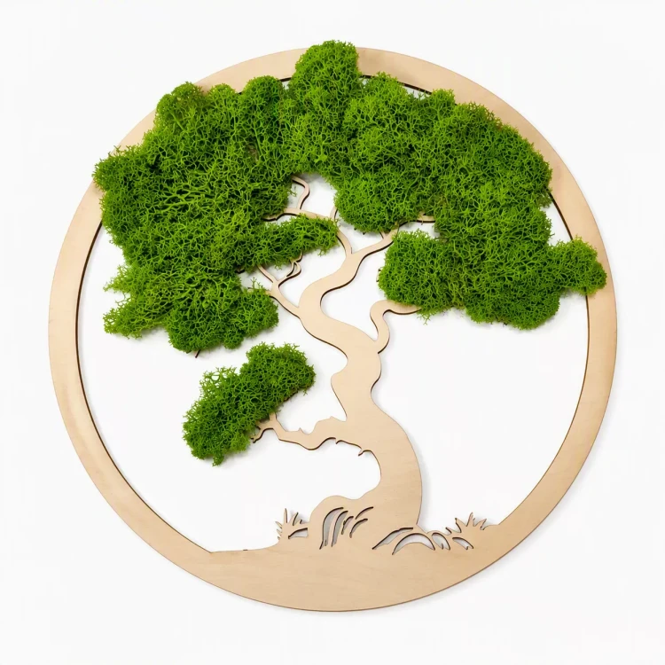 Okrągła dekoracja ścienna z jasnego drewna przedstawiająca stylizowane drzewo bonsai. Korona wykonana z naturalnego zielonego mchu chrobotka, pień i gałęzie wycięte w drewnie. Produkt pokazany centralnie na białym tle.