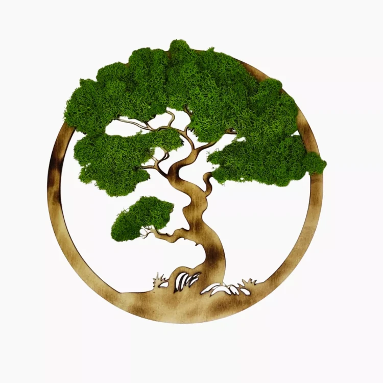 Okrągła dekoracja ścienna przedstawiająca drzewo bonsai wykonane z zielonego mchu. Skręcony pień i gałęzie z opalanego drewna tworzą naturalny wzór wewnątrz drewnianej obręczy, nadając kompozycji spokojny, inspirowany naturą charakter.