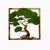 Panel ścienny z motywem bonsai wykonanym z naturalnego zielonego mchu. Drzewo o wijącym się pniu i rozłożystej koronie osadzono w kwadratowej, opalanej drewnianej ramie. Dekoracja łączy organiczną fakturę mchu z rustykalnym wykończeniem drewna.