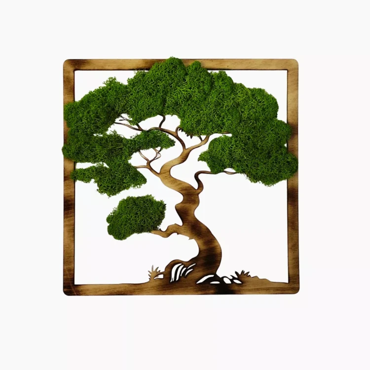 Panel ścienny z motywem bonsai wykonanym z naturalnego zielonego mchu. Drzewo o wijącym się pniu i rozłożystej koronie osadzono w kwadratowej, opalanej drewnianej ramie. Dekoracja łączy organiczną fakturę mchu z rustykalnym wykończeniem drewna.